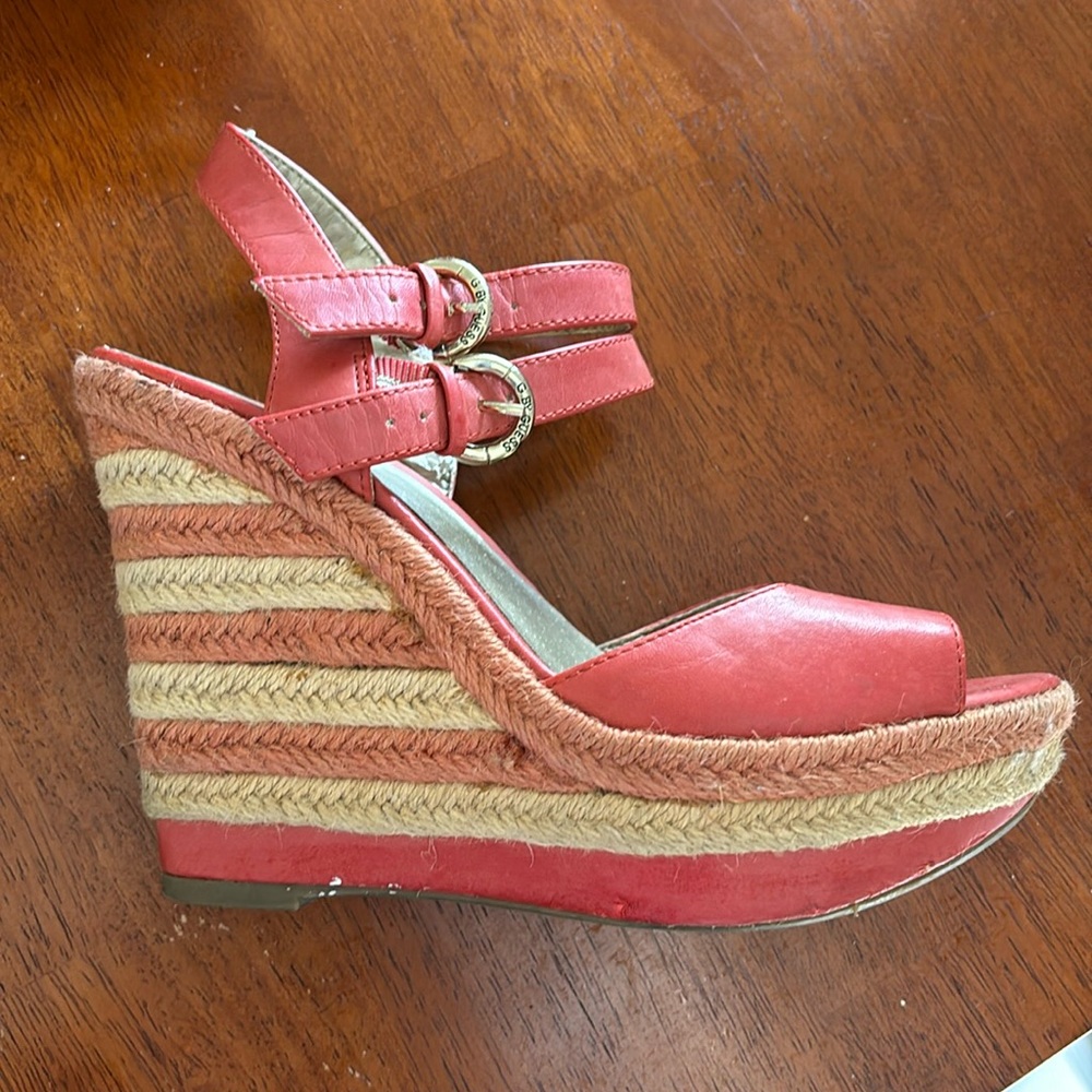 G BY GUESS Cute Coral Wedges.